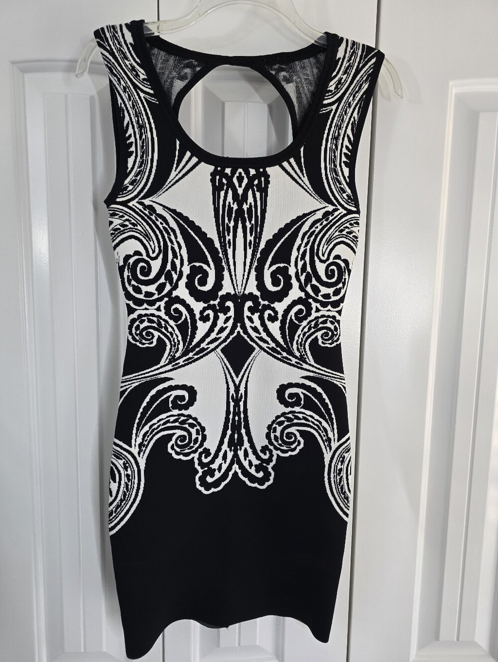 (NWT) GUESS Baroque-Inspired Bodycon Mini - Keyhole Cut-Out Back In Black/White